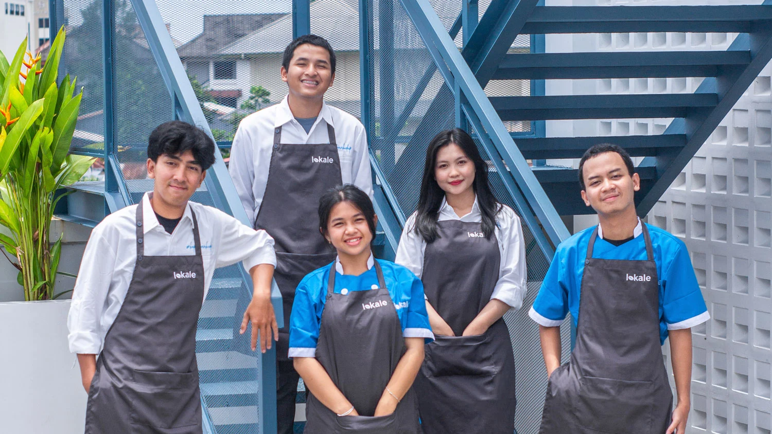 Tim Barista Lokale Coffee siap melayani dengan senyum hangat